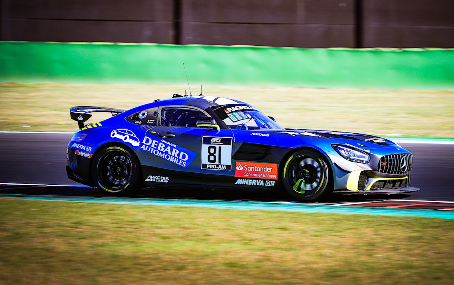 GT4 European Series (Misano) - Italian hold-up!